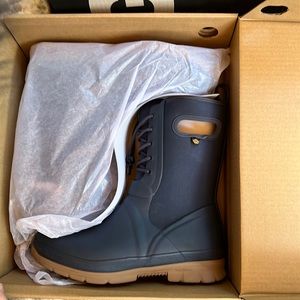 Brand new in box Bogs rain boots size 10